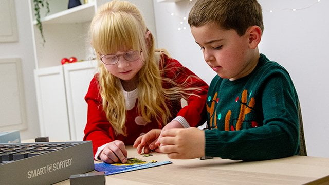 I bambini compongono il puzzleYOU calendario dell'Avvento