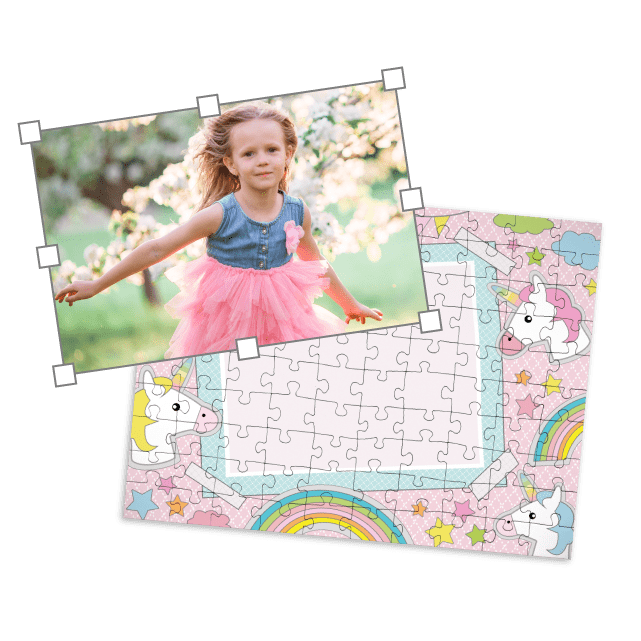 Unicorno e bambino in abito pastello