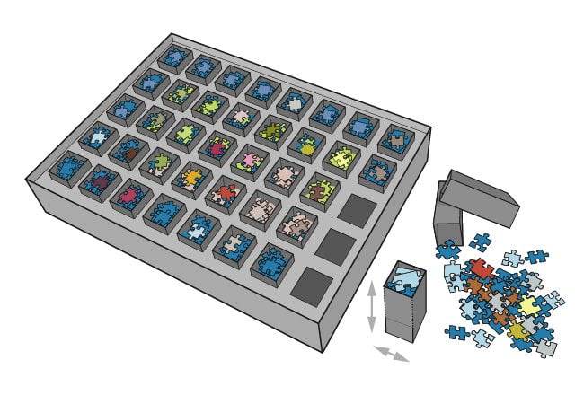 Vista dall'alto dell'interno del calendario dell'Avvento a forma di puzzle